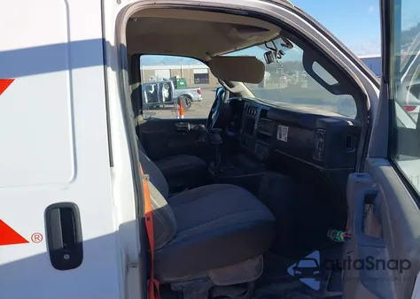 2017 Chevrolet Express 2500 Work Van z USA, uszkodzony, nr VIN 1GCWGAF1XH1195655